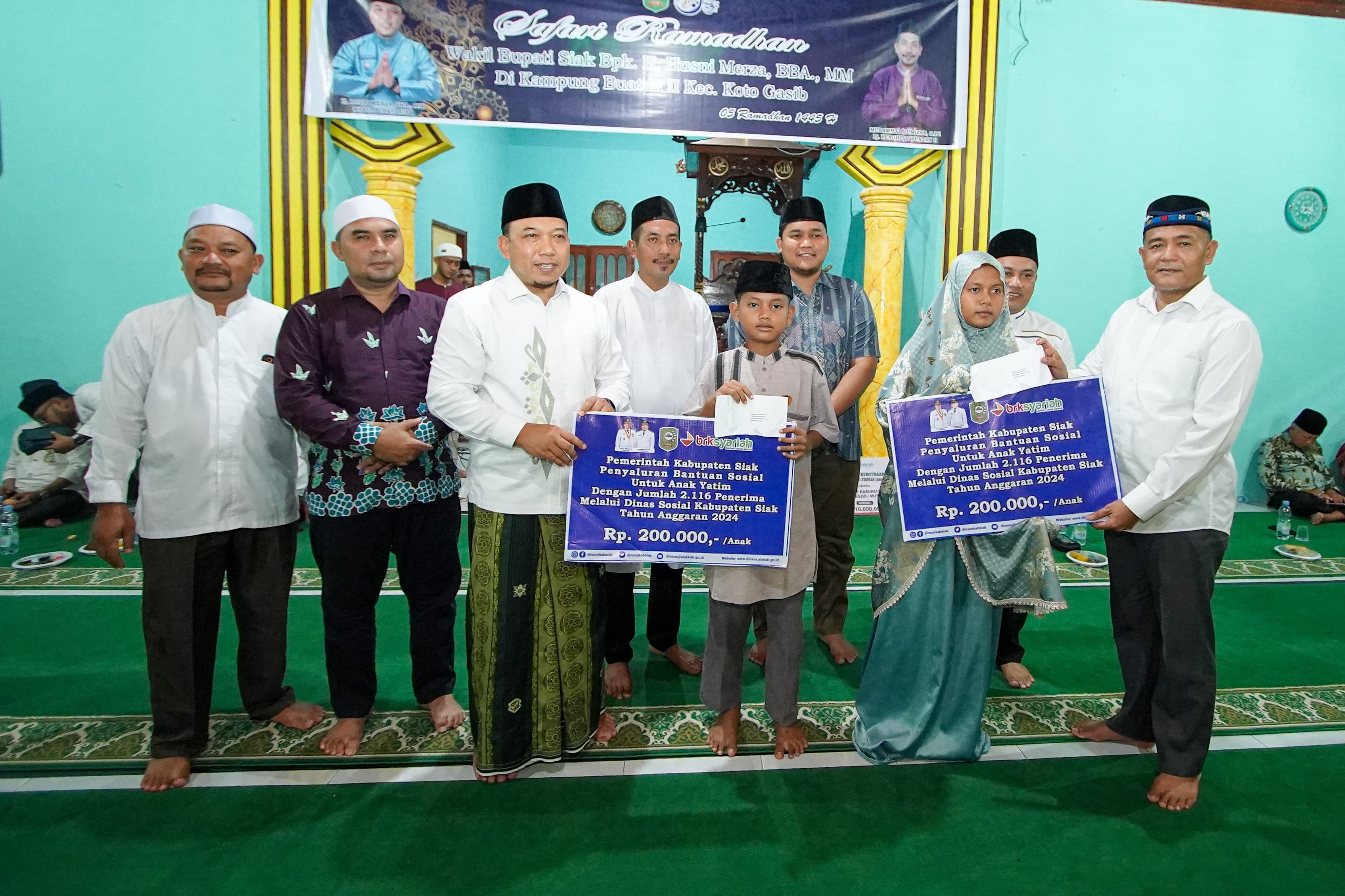 Safari Ramadan di Koto Gasib, Wabup Siak Husni Merza Serahkan Santunan ke Anak Yatim