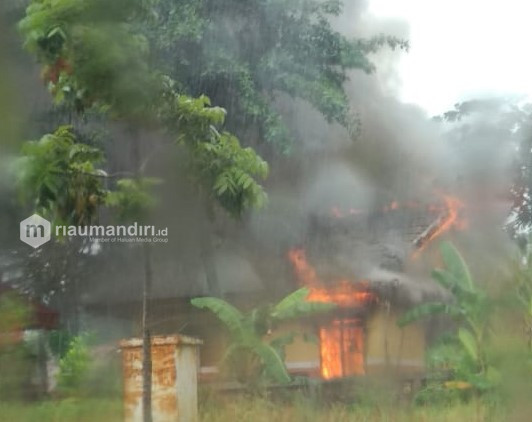 Di Tengah Hujan Lebat, Rumah Dinas Asisten I Setdakab Pelalawan Hangus Terbakar 