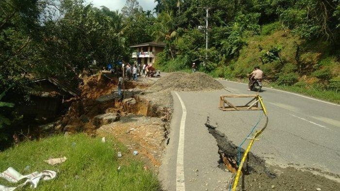 Amblas dan Retak, Jalan di Koto Alam Sumbar Masih Bisa Dilewati Kendaraan