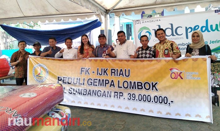 FKIJK Riau Serahkan Langsung Bantuan untuk Korban Gempa Lombok