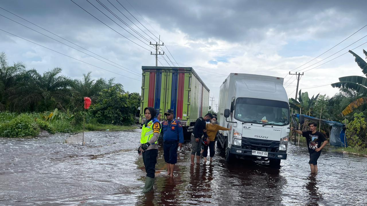 Lintas Timur Pelalawan Ditutup Akibat Banjir, Akses Dialihkan Rute Teluk Kuantan