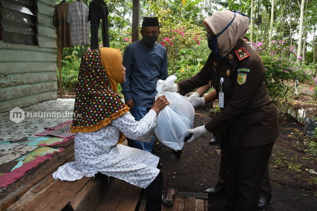 Kejari Bengkalis Bagikan Sembako kepada Warga Terdampak Covid-19