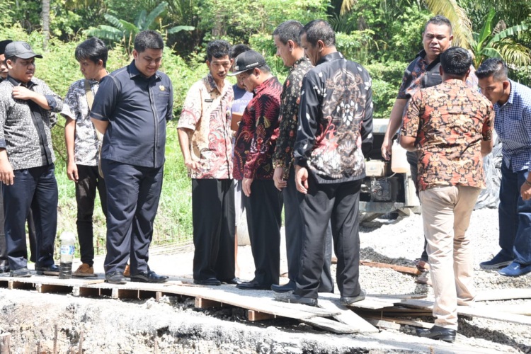 Bupati Bengkalis Kecewa Lihat Progres Pembangunan Box Culvert di Air Jamban