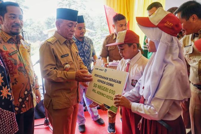 Ribuan Pelajar SD Gunakan Seragam Berbahan Serat Rayon