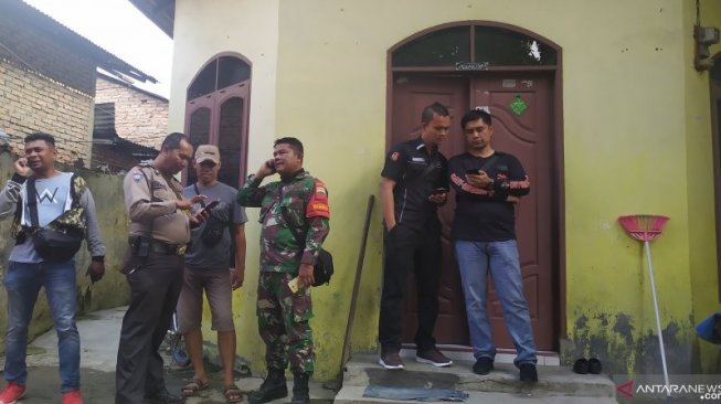 Rumah Keluarga Pelaku Penusuk Wiranto di Medan Digeledah Polisi dan TNI