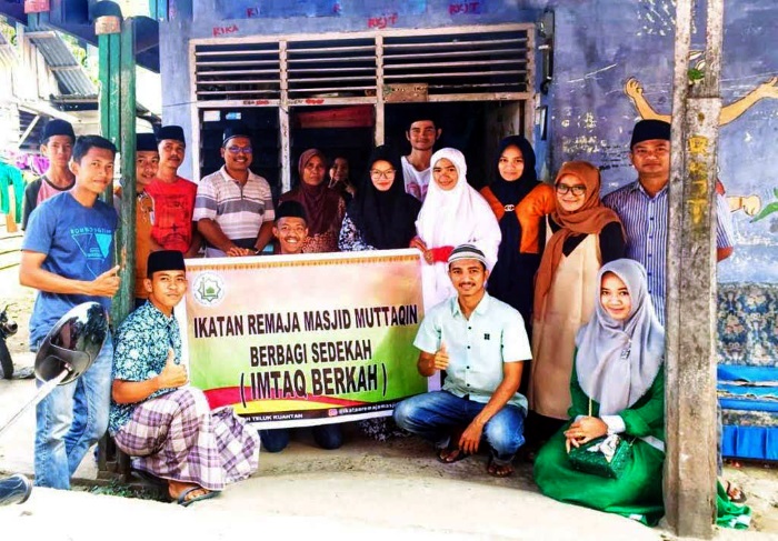 Remaja Masjid Muttaqin Desa Sawah Santuni Fakir Miskin