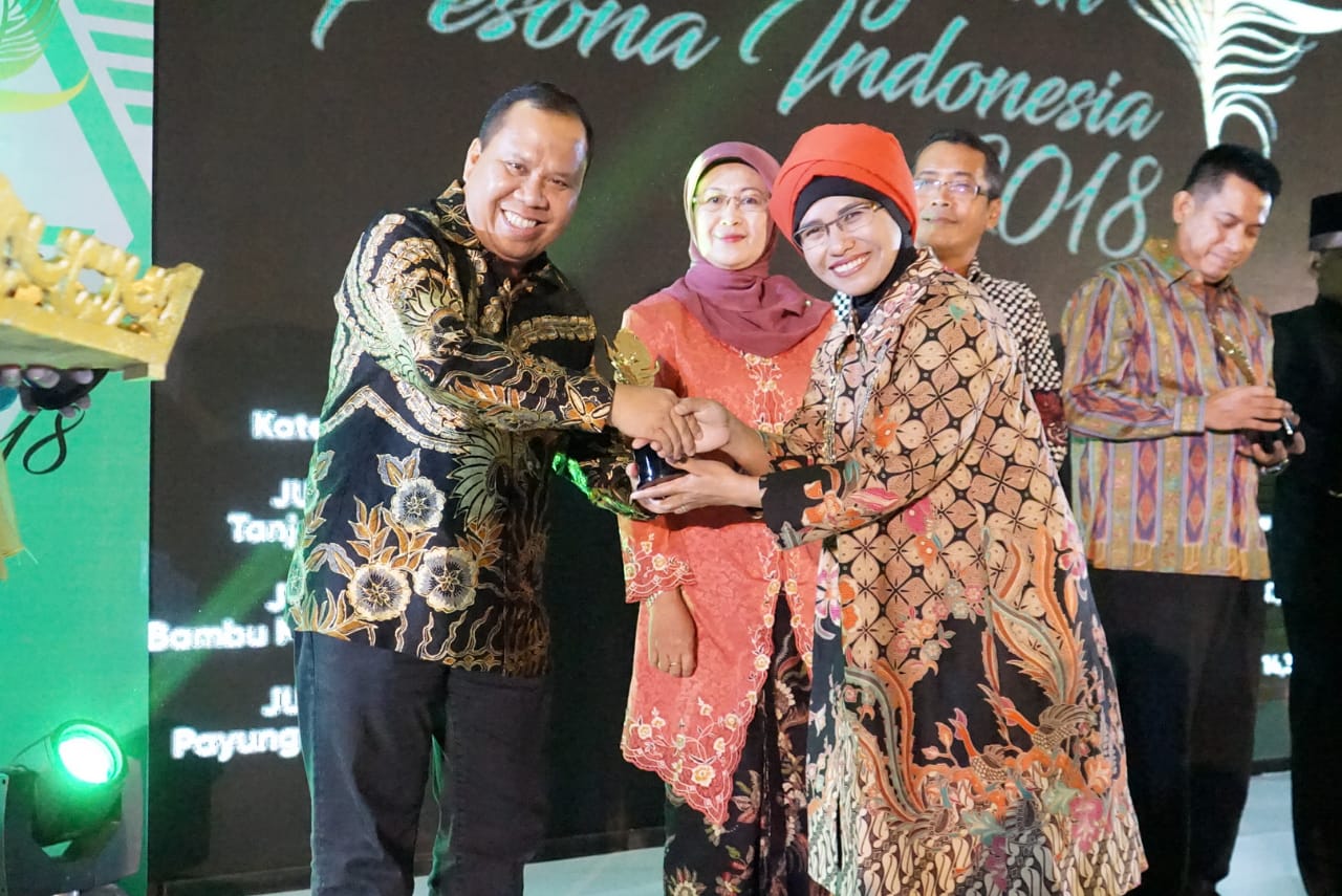 Bupati Meranti Terima Anugerah Pesona Indonesia 2018