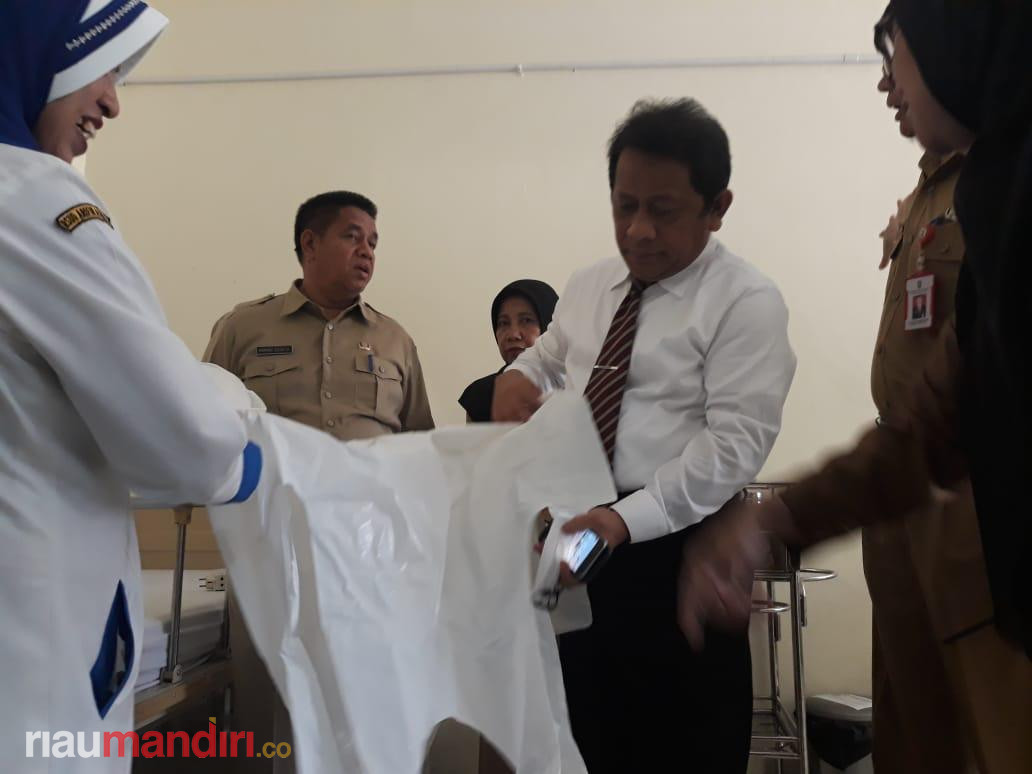 Tinjau Thermo Scanner di Bandara SSK II, Sekdaprov Pastikan Virus Corona Belum Masuk Riau