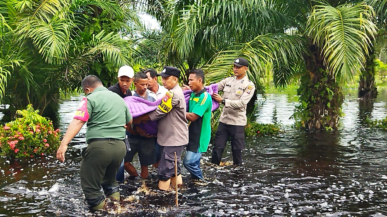 900 Rumah Terendam Banjir di Bengkalis, Polda Riau Kerahkan Personel Bantu Warga