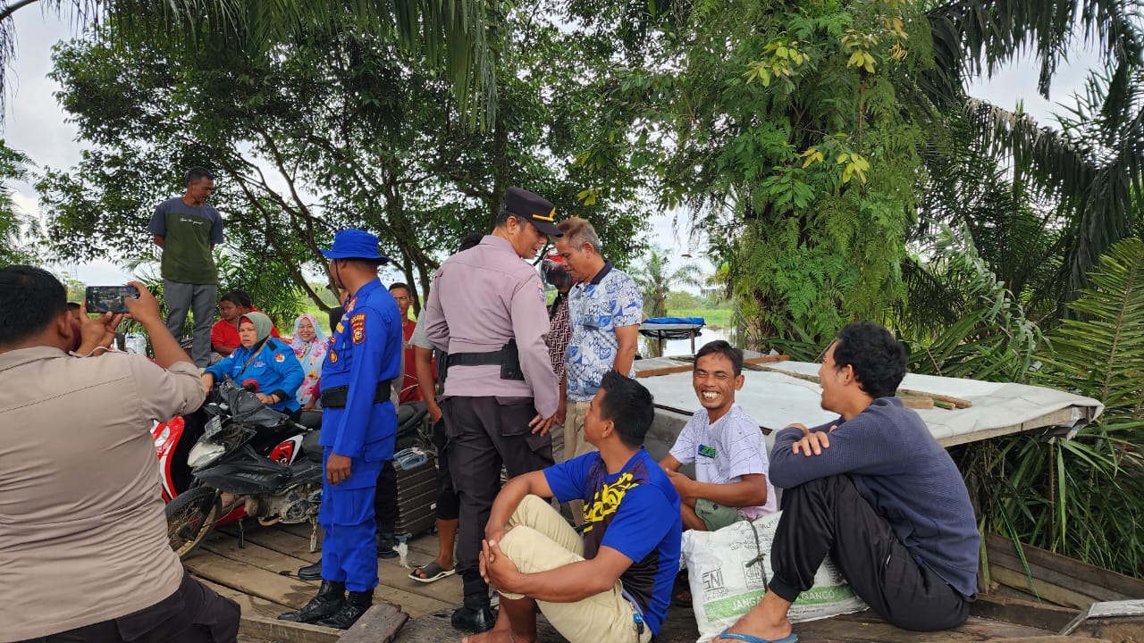 Polres Pelalawan Sampaikan Pesan Kamtibmas Saat Cek Pelabuhan Darurat Desa Kualo