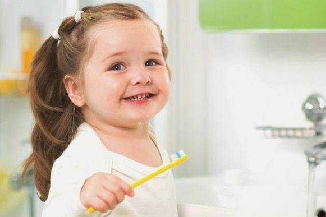Orang Tua, Ini 5 Tips Menjaga Kesehatan Gigi Anak