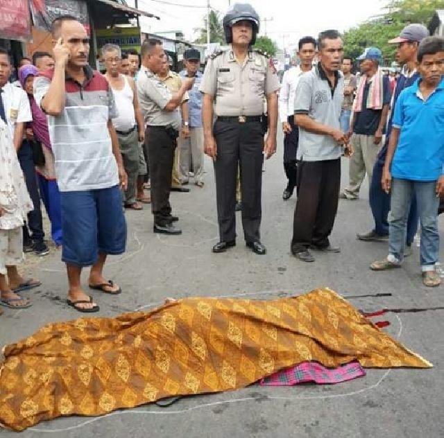 Pengendara Motor Perempuan Tewas Tergilas Ban Belakang Mobil Truk