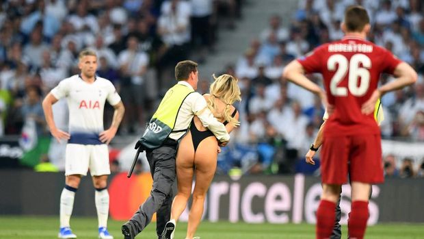 Ini Dia Wanita Berbikini yang Nekat Masuk ke Lapangan Saat Final Liga Champions