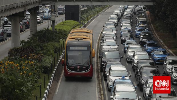 Anies Serahkan Persoalan Bus Zhong Tong ke Dirut Transjakarta