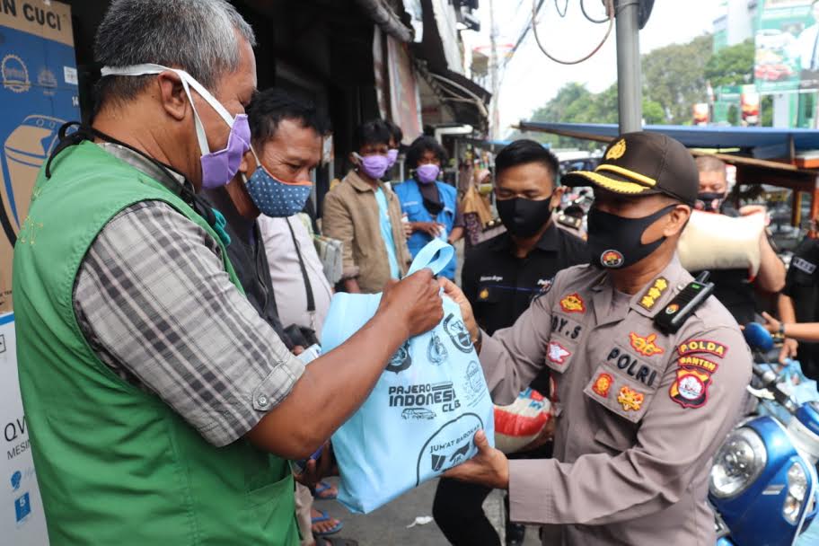 Polisi di Banten Beri Bantuan ke Loper Koran