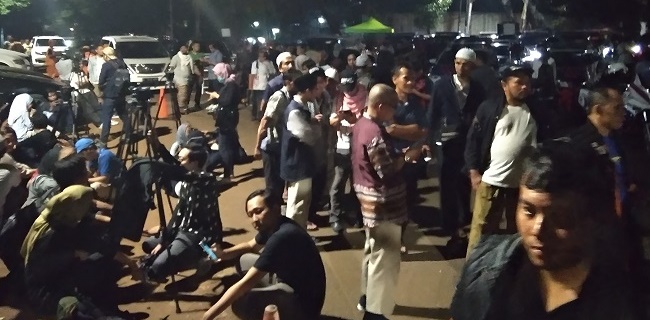 Amien Rais Merapat ke Kediaman Prabowo, Jalan Kertanegara Dipadati Relawan 02