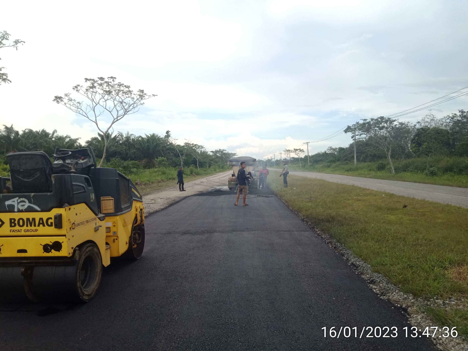 Proyek Tambal Sulam Ruas Jalan Mempura - Dayun Diduga Melebihi Batas Waktu Kontrak Kerja
