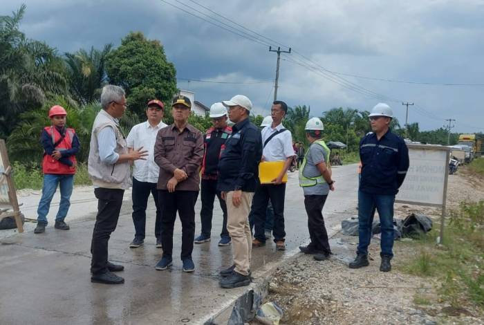 Gubri Syamsuar Tinjau Progres Pembangunan Jalan Lintas Mahato-Manggala