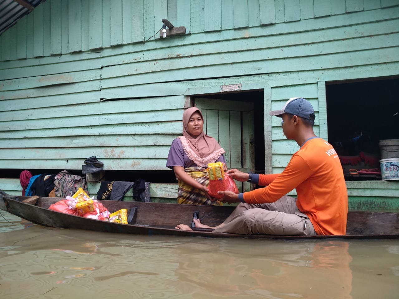 Rumah Zakat-Relawan Nusantara Pekanbaru Bantu Korban Banjir di Kampar