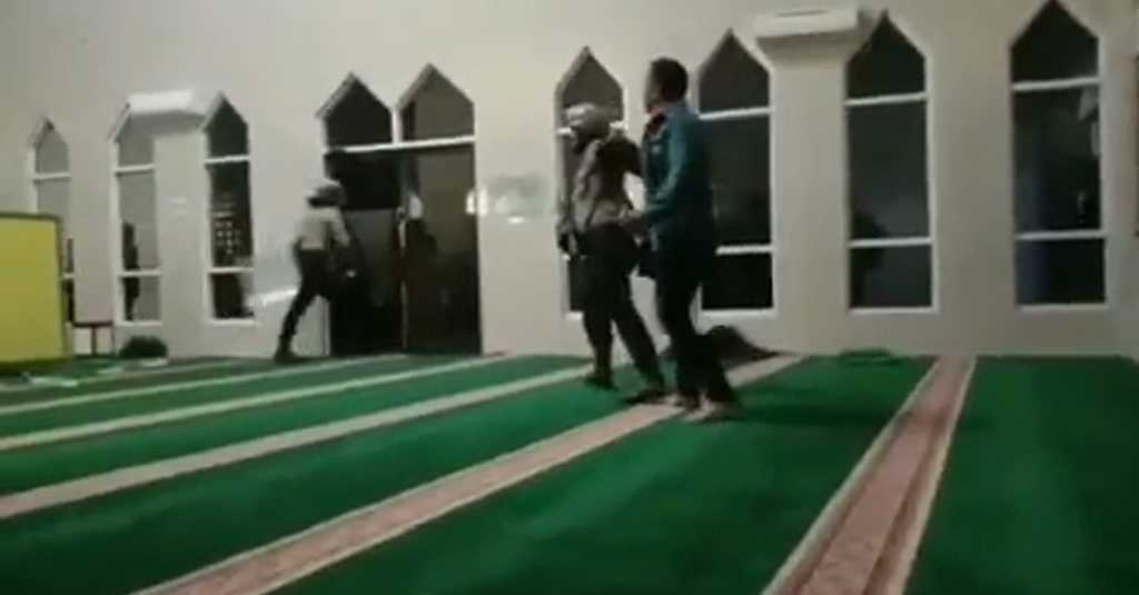 Viral Video Polisi Pakai Sepatu Masuk Masjid Kejar Mahasiswa