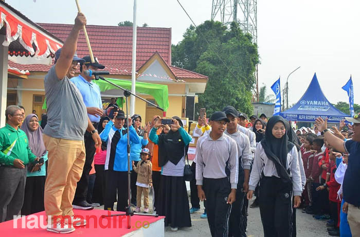 Ribuan Siswa dan Masyarakat Meriahkan Gerak Jalan Sehat di Kampa