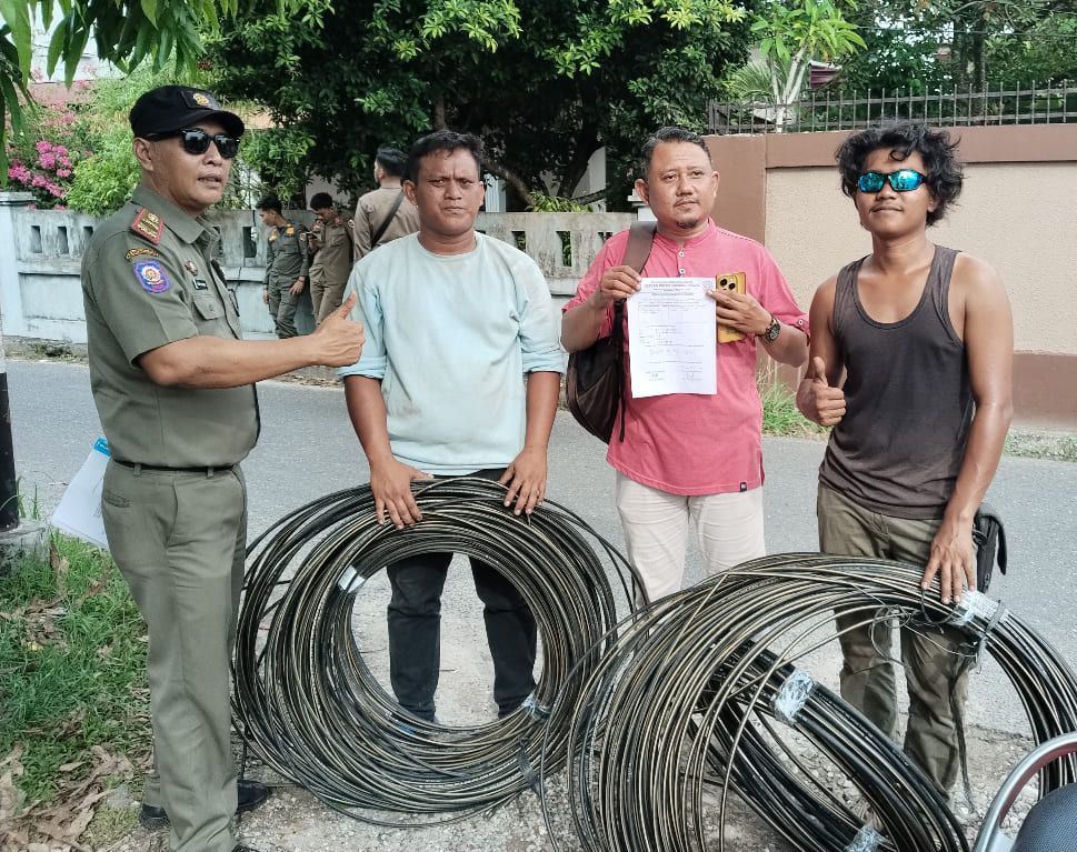 Kedapatan Pasang Kabel FO, Satpol PP Peringati Pekerja Lalu Sita Gulungan Kabel