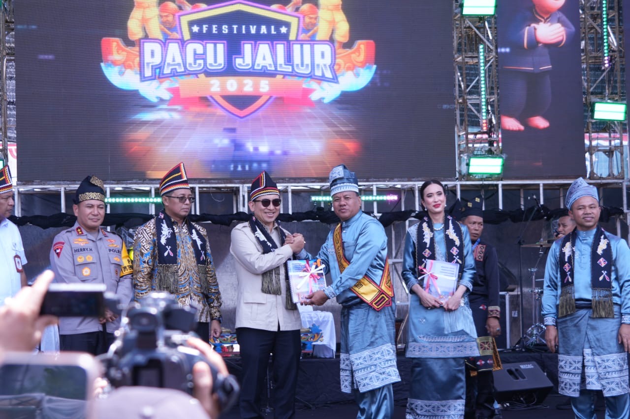 Bupati Suhardiman Serahkan Dokumen Strategis Pembangunan Wisata di Kuansing