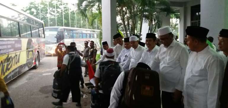 Syamsuar dan Suyatno Sama-sama Melepas 450 JCH dari Batam ke Makkah