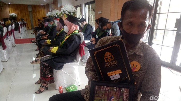 Ayah Menangis Saat Gantikan Wisuda, Mahasiswi IPK 3,90 Siapkan Baju Sebelum Meninggal