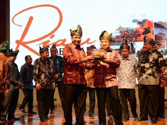 Riau Menyapa Dunia Luncurkan Calender of Event Riau 2016