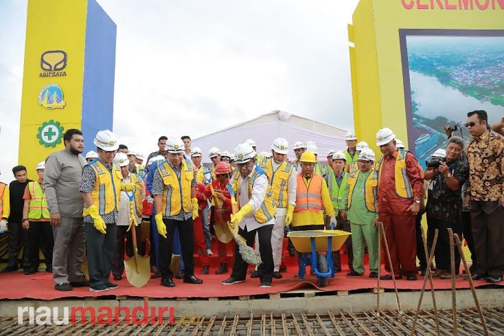 Ikut Mengecor Menstan 0 Jembatan Siak IV, Wan Thamrin Usulkan Nama Marhum Pekan