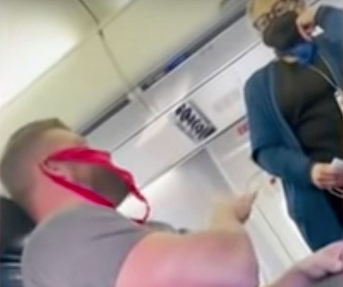 Celana Dalam Dijadikan Masker, Pria Ini Diturunkan dari Pesawat