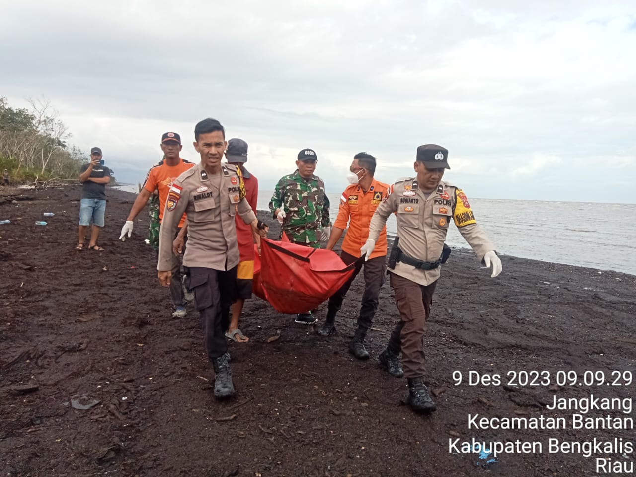 Nelayan di Bengkalis Ditemukan Meninggal Terdampar di Pantai Penampar