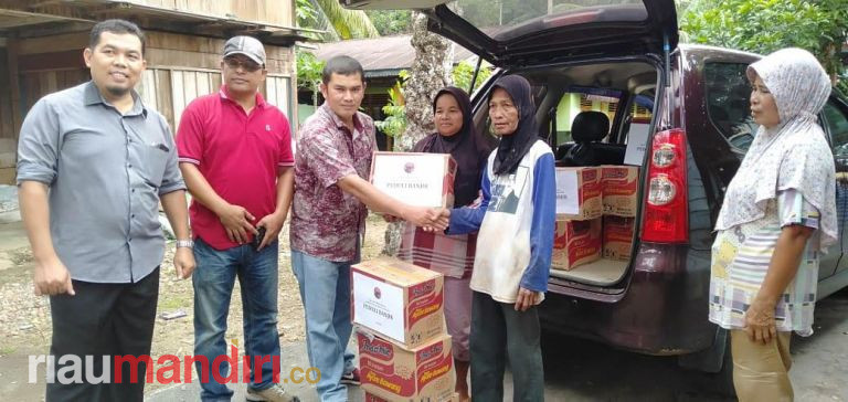 PDIP Kuansing Serahkan 600 Kotak Mi Instan ke Warga Korban Banjir