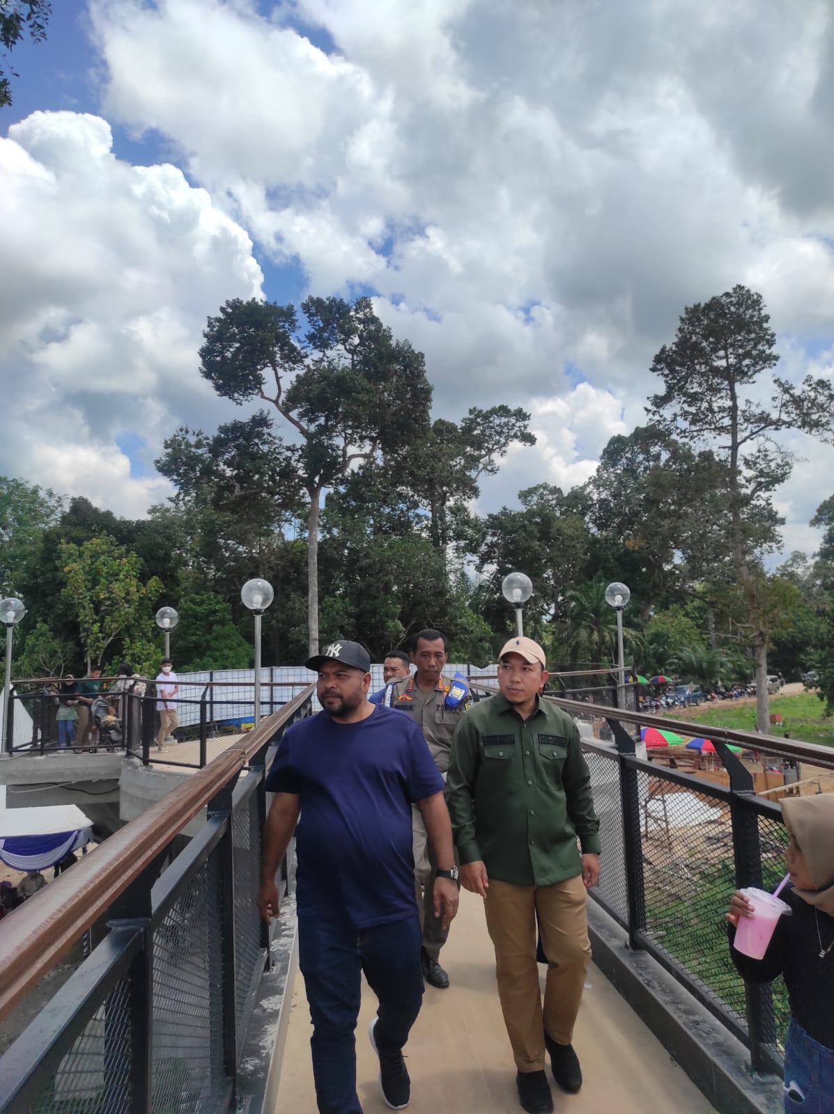 Ribuan Pengunjung Padati Skywalk Tengku Buwang Asmara di Siak