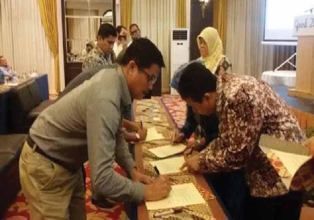 Kadisbudparpora Teken Komitmen  Standar Usaha Pariwisata