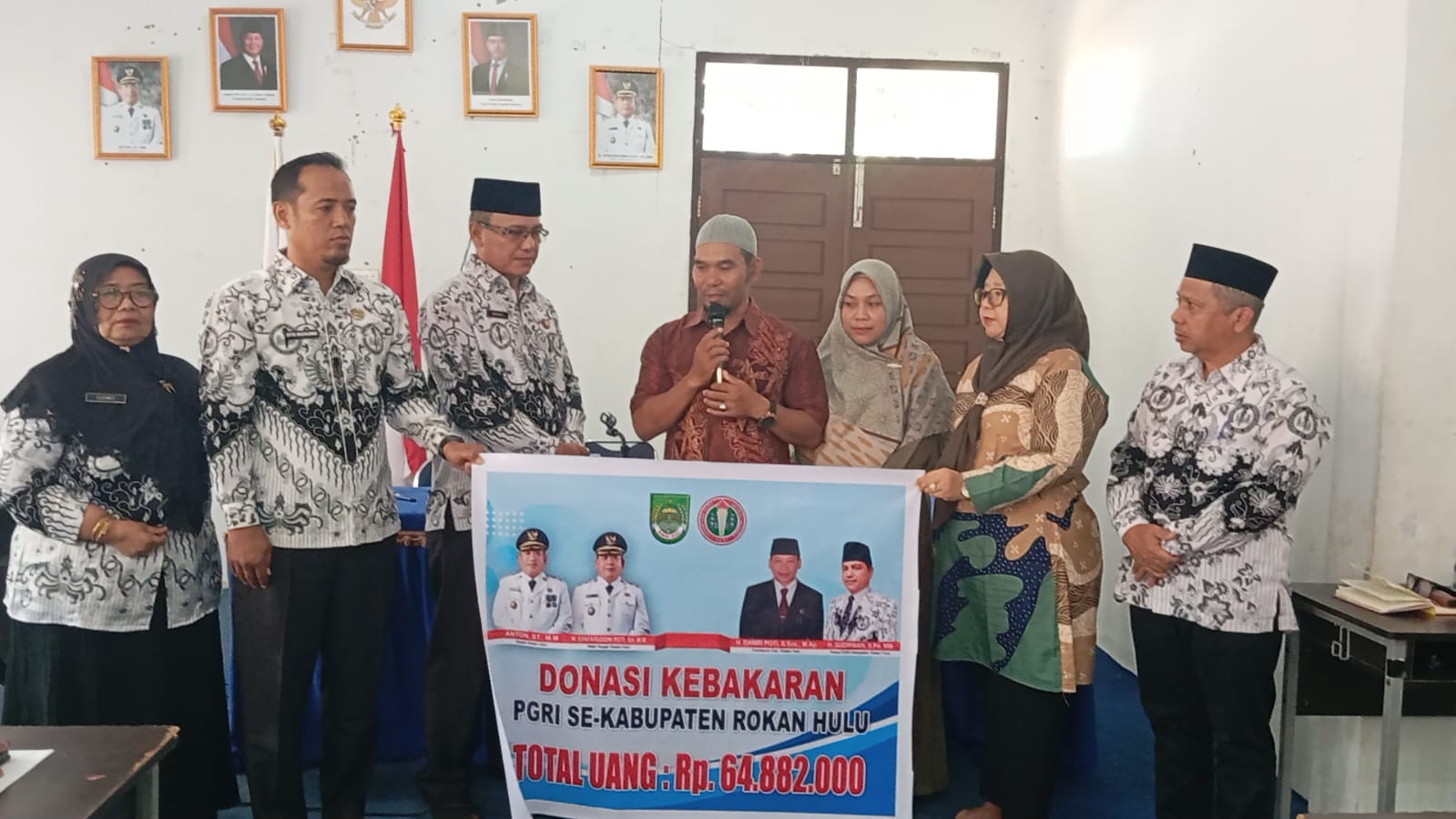 Guru Korban Kebakaran Terima Bantuan dari PGRI Rohul