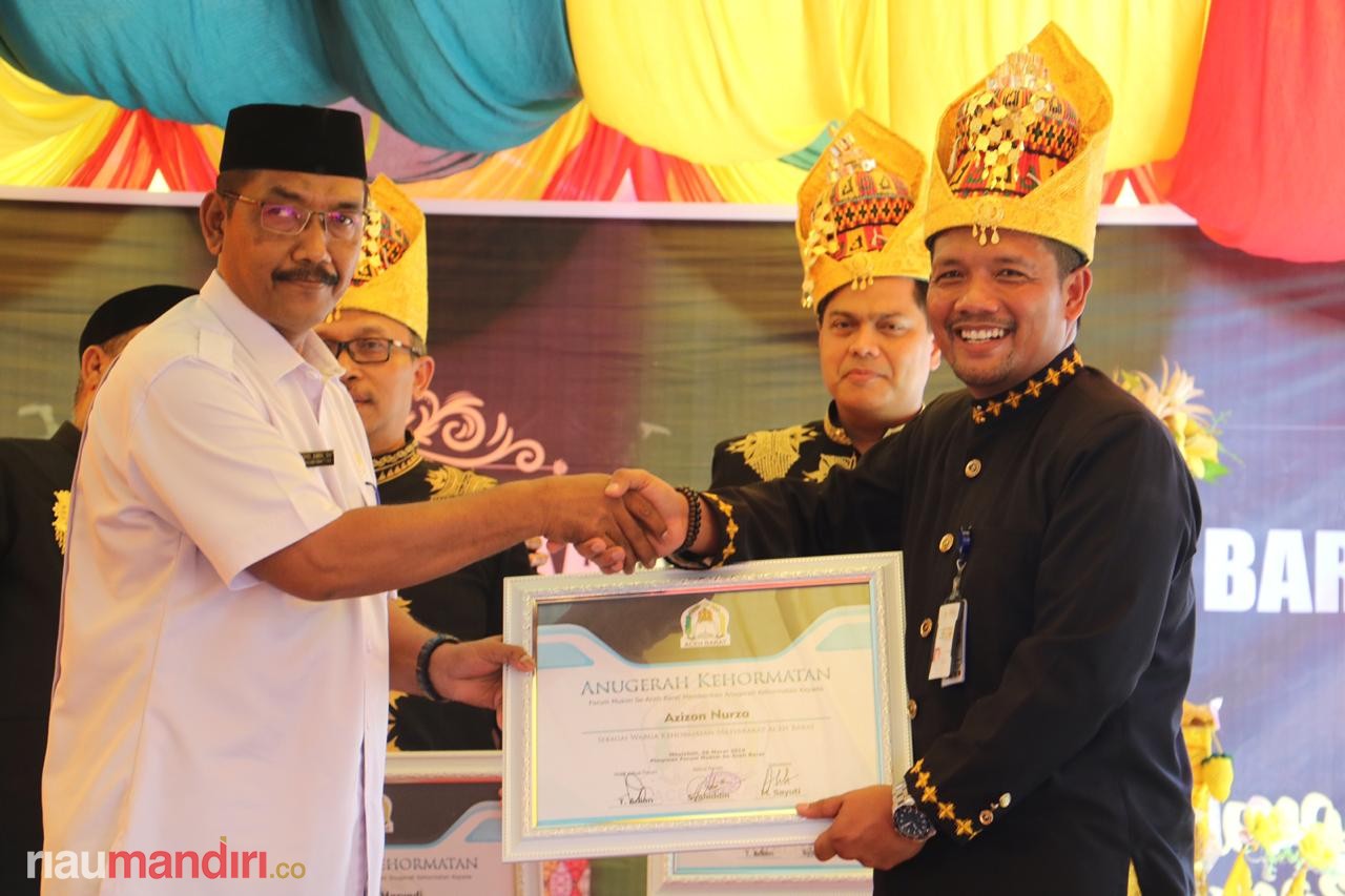 Tokoh Muda Riau Azizon Nurza Terima Anugerah Warga Kehormatan Aceh Barat 
