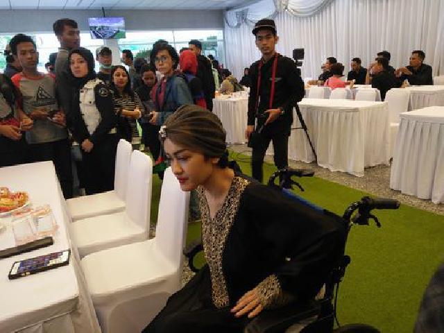 Julia Perez Pakai Kursi Roda