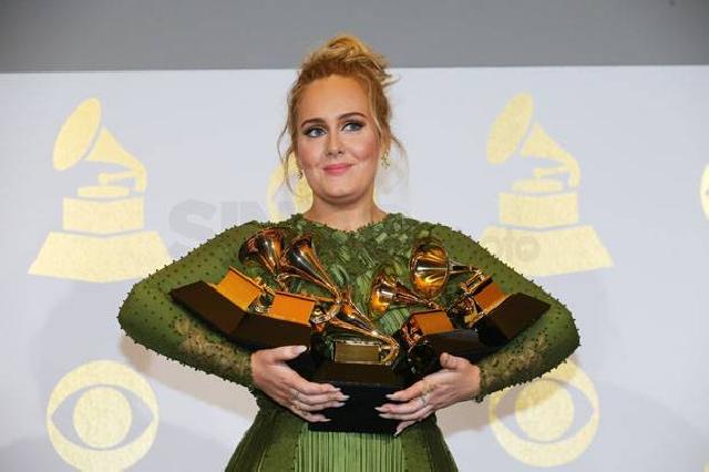 Tak Cukup Satu Penghargaan, Adele Borong Lima Piala Grammy Awards 2017