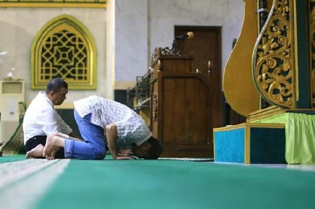 Syamsuar-Edy Nasution Sujud Syukur di Masjid Raya Pekanbaru
