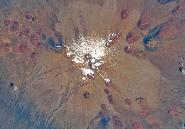 Gunung Tertinggi di Tata Surya Bukan di Bumi