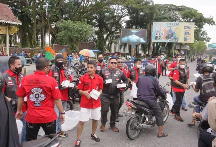 MBI Riau Berikan Paket Sembako dan Takjil