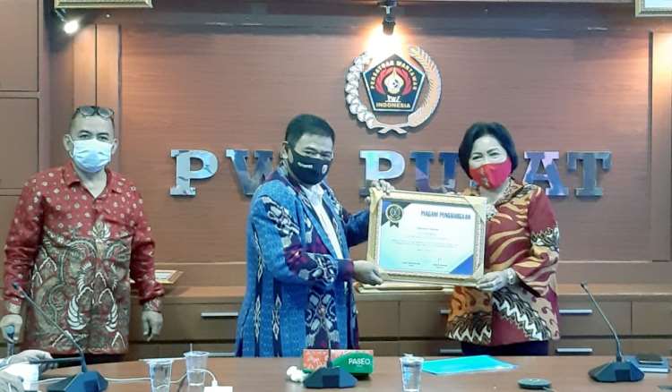 Wiluyo Kusdwiharto dan Sri Andini Terima Anugerah PWI Jaya Award