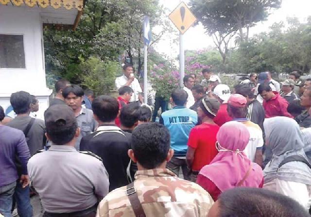 Eks Pekerja SMGG Demo Kantor Wako