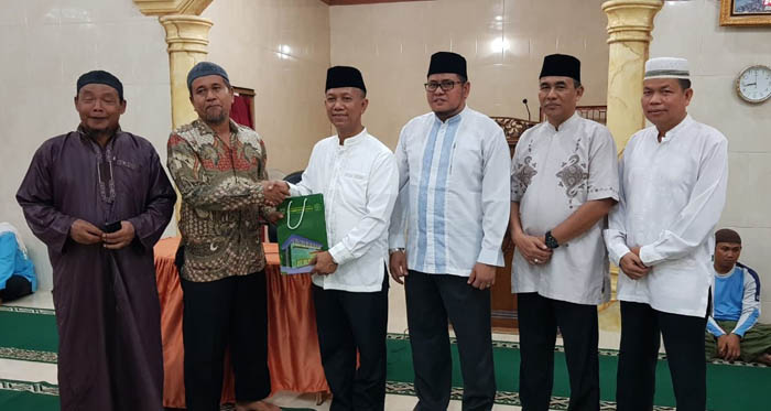Serahkan Bantuan, Rektor UIR Awali Safari Ramadan di Masjid An-Naba