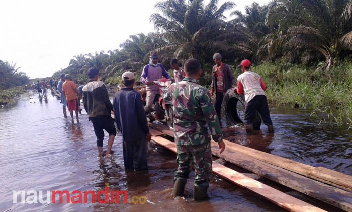 Atasi Banjir di Inhu, TNI Buat Jalan Gambangan