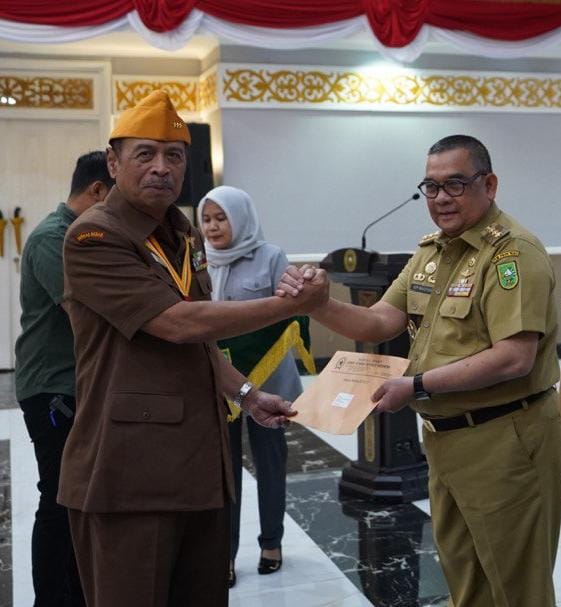 Dinilai Berjasa, Gubernur Edy Nasution  Dianugerahi Bintang LVRI 