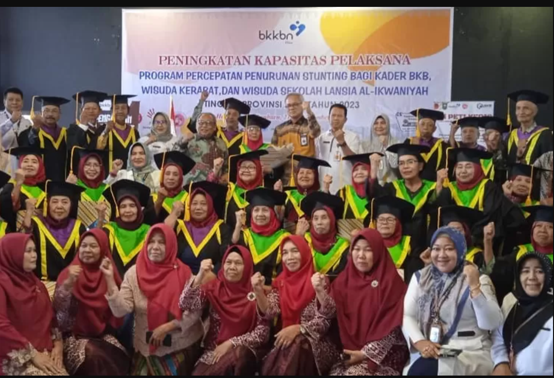 BKKBN Riau Wisuda 30 Siswa dari Sekolah Lansia