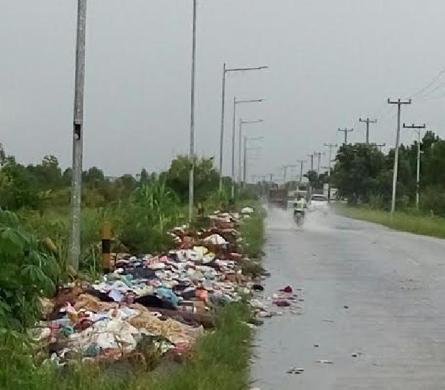 Bau Busuk dari Tumpukan Sampah di Jalan Arifin Ahmad Dikeluhkan Warga